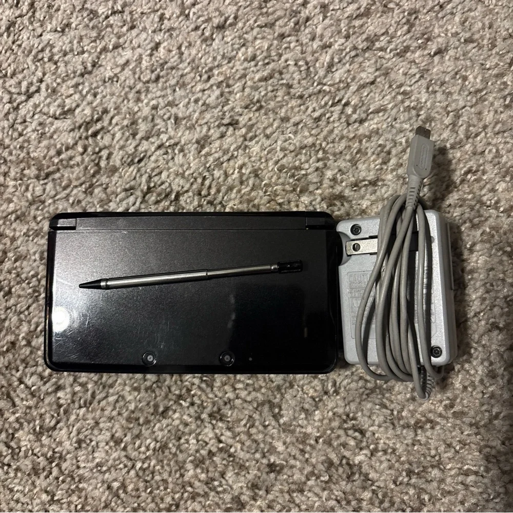 Nintendo 3DS in Black with Stylus and Charger